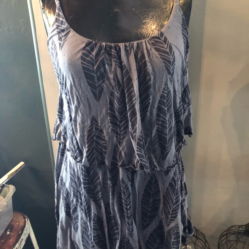 Gray tank top with black feather prints